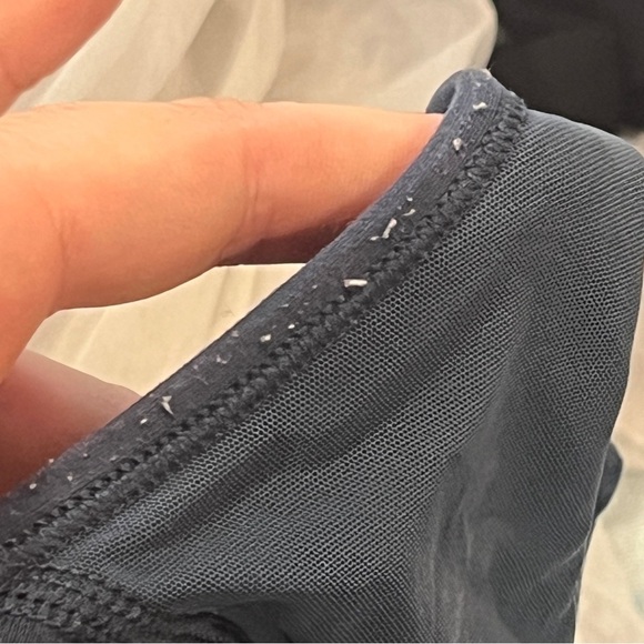 Lululemon Final Lap Tank in navy blue back pocket size 8 built in bra - Picture 10 of 10